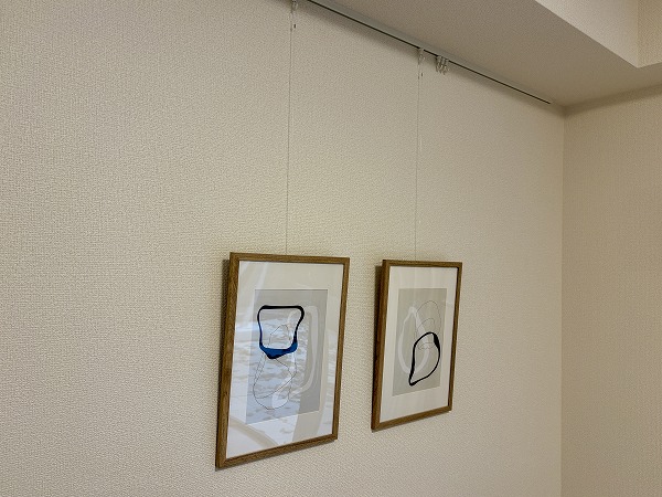 クラッシィハウス世田谷公園_ピクチャーレールの写真 ピクチャーレール付きの壁面は、シンプルな空間を活かして自由に飾り付けが可能。家族写真やアート作品、季節のインテリアなどを取り入れることで、住まいに個性と温かみをプラスできるのも魅力です。