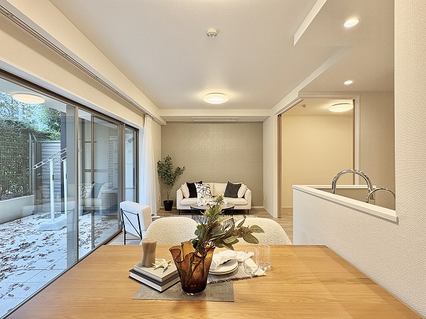 クラッシィハウス世田谷公園_リノベ済の部屋の写真 約16.9帖の広々としたLDKは、横長設計でリビング部分とダイニング部分を分けやすく、家族で過ごす時間がさらに心地よくなります。空間に余裕があるため、ダイニングセットやソファ、趣味のコーナーを配置するなど、さまざまな使い方ができる点も魅力です。