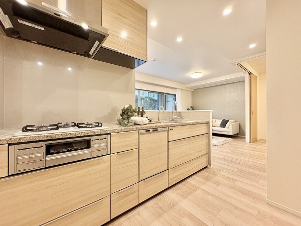 クラッシィハウス世田谷公園_システムキッチンの写真 大きめのシステムキッチンは、ご家族で並んで料理を楽しめる広さを持ち、対面式で会話をしながら作業が可能。ディスポーザーや食洗器など便利な設備が整っており、毎日の家事負担を軽減してくれます。収納も豊富なのでキッチン用品や食材をすっきり整理でき、家事動線もスムーズに♪