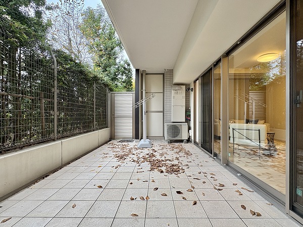 クラッシィハウス世田谷公園_タイル貼りのバルコニーの写真 