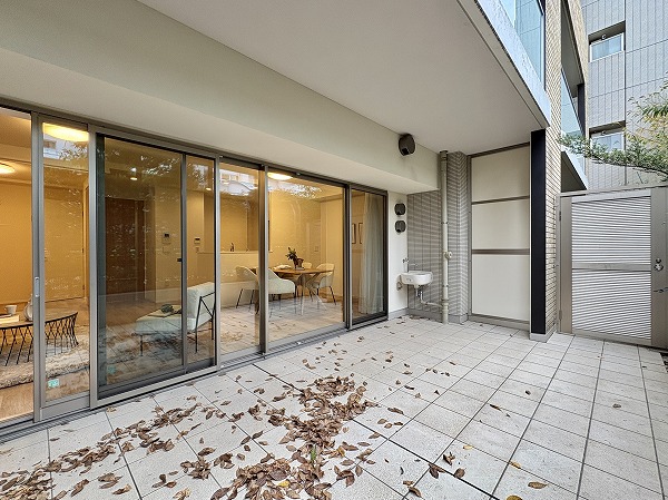 クラッシィハウス世田谷公園_広々としたバルコニーの写真 