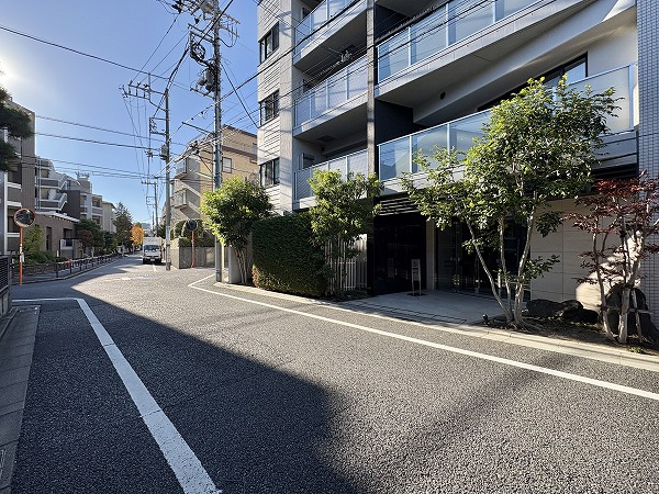 プレシス三軒茶屋　エントランス前