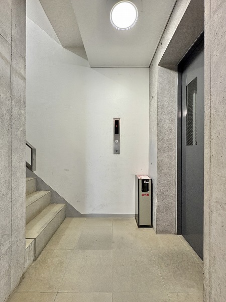 ザ・ランド代官山青葉台 エレベーターと共用階段