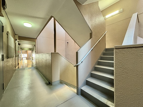 ライオンズマンション上野毛第2　共用階段と共用廊下