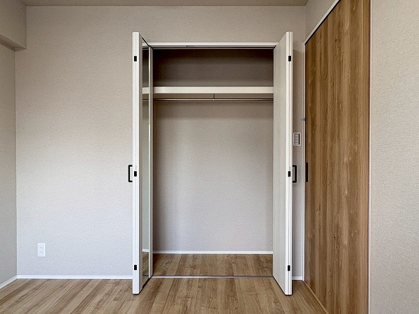 ライオンズマンション西蒲田_5.2帖の洋室のクローゼットの写真 