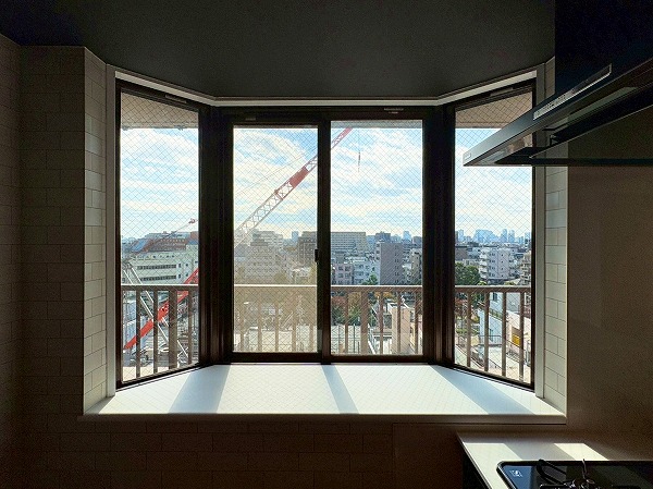 ライオンズマンション西蒲田_出窓の写真 キッチンに面した窓は出窓になっていて、とてもキュートです！キッチン用品やキッチン家電を置いたり、観葉植物を置いてみたりするのもアリです。出窓を開けるとそこにはバルコニーがあるので、出窓をテーブル代わりにスタンドバー感覚で食事とお酒を楽しむというのも面白そうです！