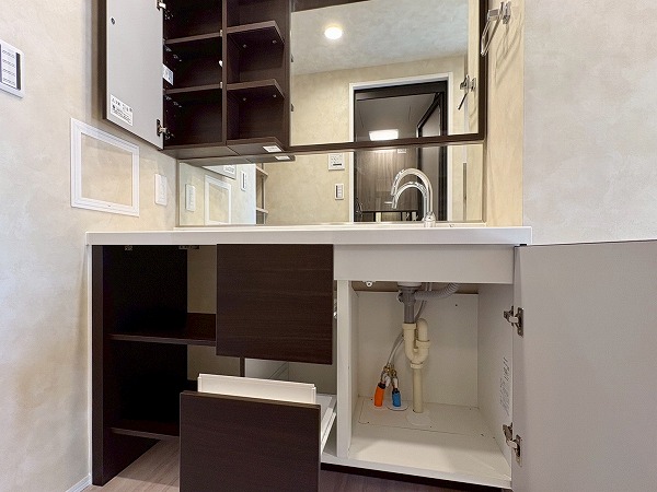 ライオンズマンション西蒲田_洗面台収納の写真 