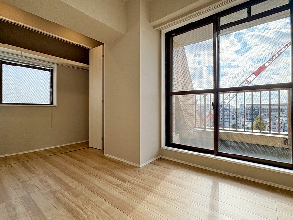 ライオンズマンション西蒲田_洋室の写真 こちらは約4.6帖のベッドルームです。日中は陽射しが一番差し込むお部屋なので気持ちよく過ごせそうです。写真左側に見えるのは横長のクローゼットです。クローゼット内に窓が付いているので、衣替えの時期に冬物のお洋服を外干しする必要もありません！