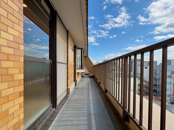 ライオンズマンション西蒲田_バルコニーの写真 南向きのバルコニーはルーフバルコニーとなっております。観葉植物を育てたり、リラックスする場所として利用しても◎8階の高さから見上げる空は広く、1日中飛行機を数えているだけでも飽きがこなさそうです。