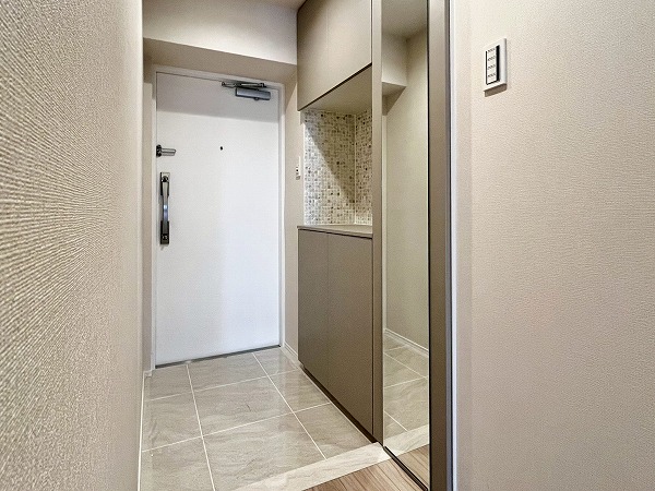 マンションニュー目黒_玄関廊下の写真