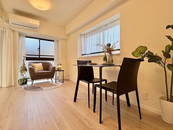 松濤ホームズ_淡いカラーのリビングダイニングの写真