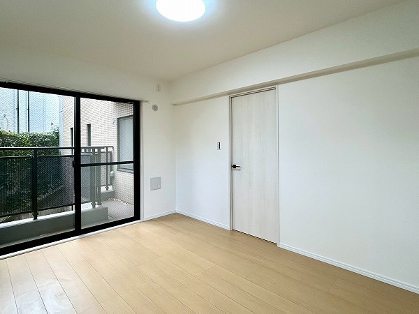 ライフアップ高井戸_バルコニー付きの約6.8帖の洋室