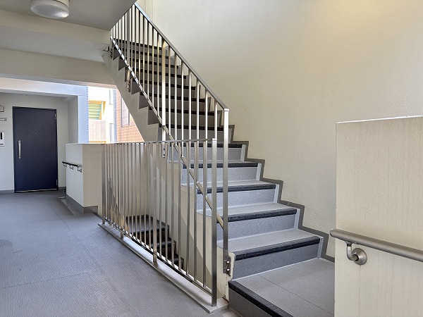 プラーティノ多摩川鵜の木弐番館　内階段