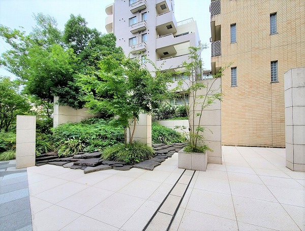 ミッドガーデン赤坂氷川 敷地内