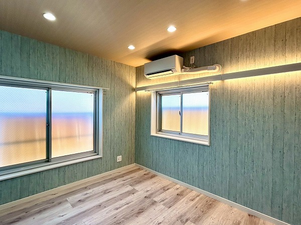 大久保ローヤルコーポ_柔らかい光が照らすメインルームの写真