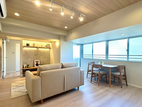 ライオンズマンション荻窪第2_木目調のリビングダイニングキッチンの写真