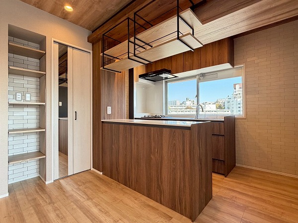 サングリア中目黒_キッチンの写真 カップボード付きで収納豊富なシステムキッチン。複数品の同時調理が可能なグリル付き3口コンロ＆便利な食洗機が搭載されています。近くの窓を開けていつでも換気できるので、調理中の煙やにおいも気になりません。