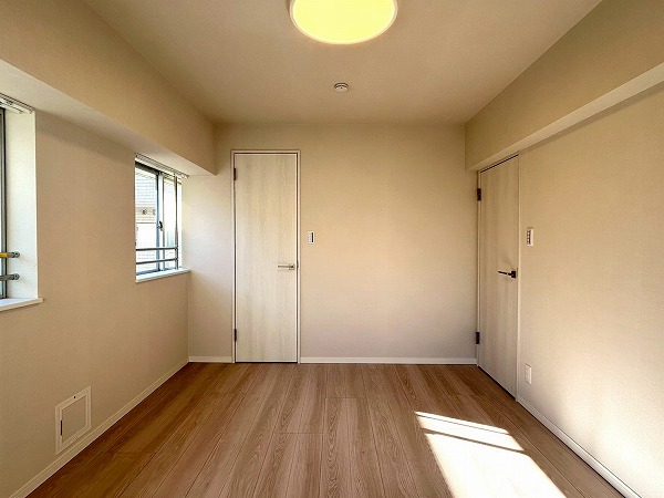 ライオンズマンション荻窪第2_日当たり良好な約6.8帖の洋室の写真