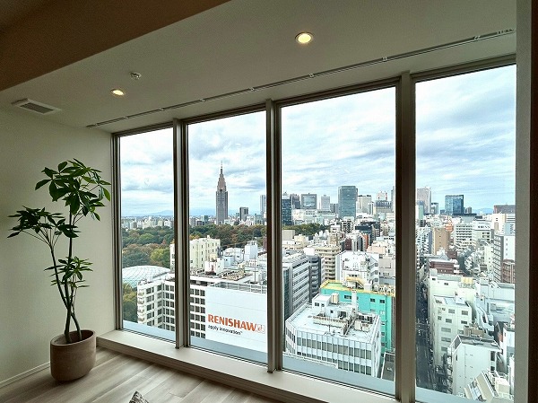 クラッシィタワー新宿御苑_リビングダイニングの大きな窓の写真