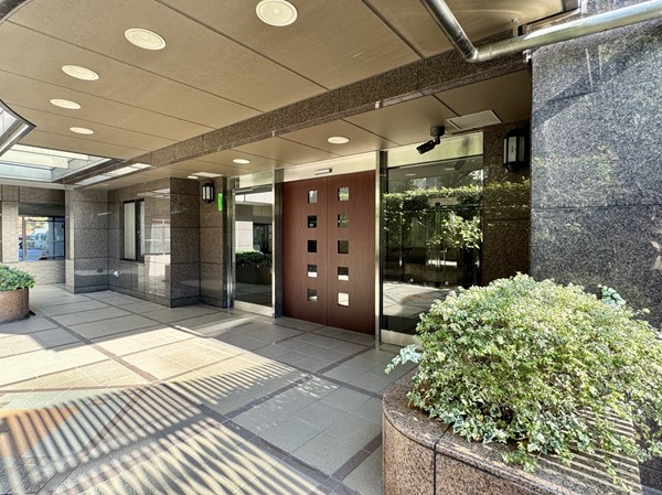 朝日白金台マンション　エントランス前