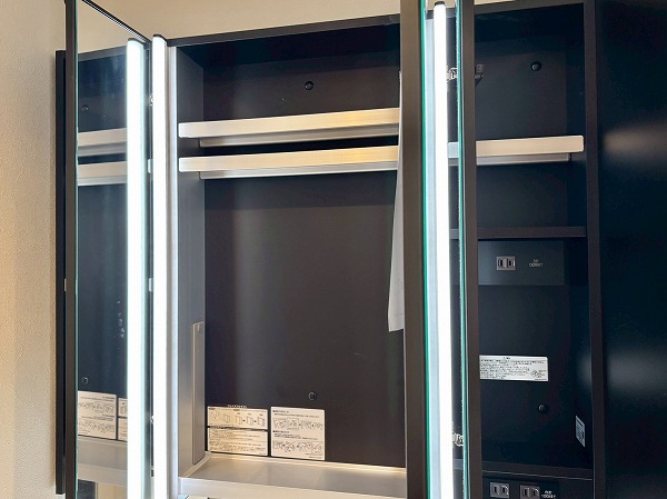 ヒルズ目白台_たくさんしまえそうなミラーキャビネットの写真 