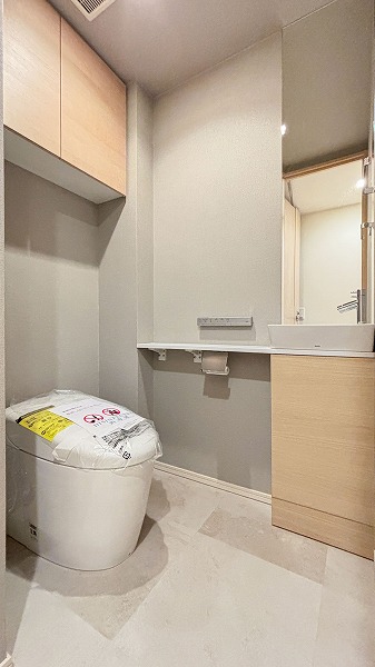 パークハウス文京関口_手摺が設置されているトイレの写真