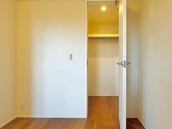 プラウド成城_約5帖の洋室のウォークインクローゼットの写真1 