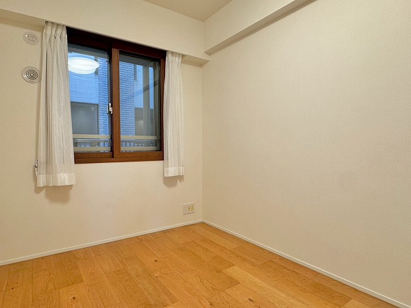 プラウド成城_クローゼット付きの洋室の写真1 