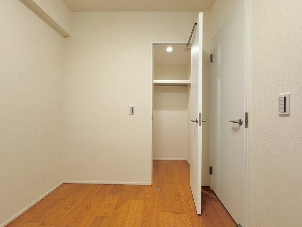 プラウド成城_クローゼット付きの洋室の写真3 