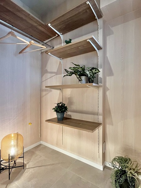 碑文谷寿マンション_おしゃれな玄関横のクロークの写真