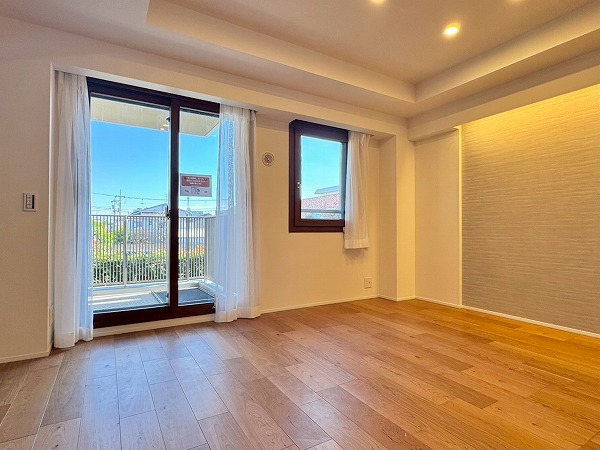 プラウド成城_窓がたくさんあるメインルームの写真 