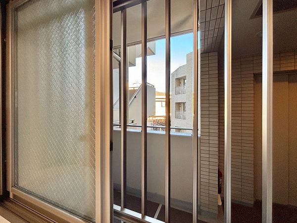ヒルズ目白台_共用廊下に面した窓の写真 