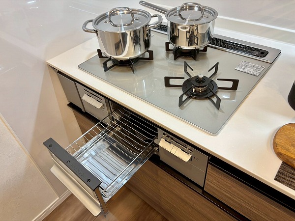 ヒルズ目白台_グリルが付いた3口コンロの写真 