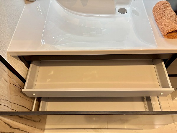 ヒルズ目白台_大きな洗面化粧台下の収納の写真 