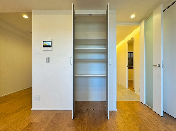 プラウド成城_リビングダイニングキッチンの収納の写真 