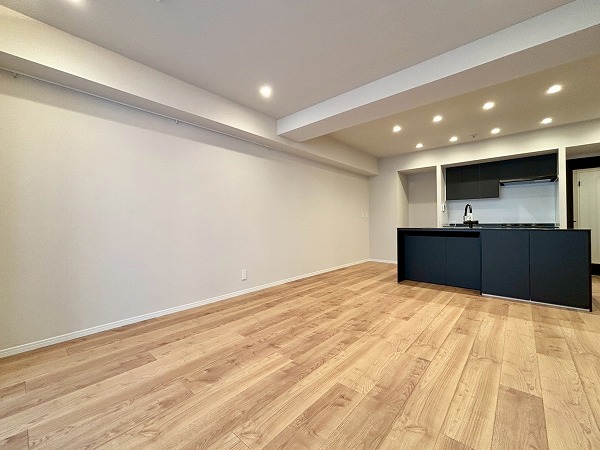 ルミナス一番町_木目調のリビングダイニングキッチンの写真