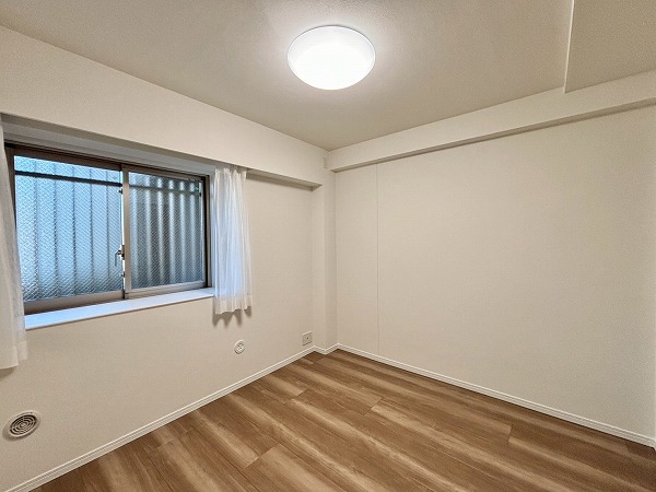 ヒルズ目白台_木目調の洋室の写真 