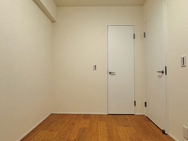 プラウド成城_クローゼット付きの洋室の写真2 