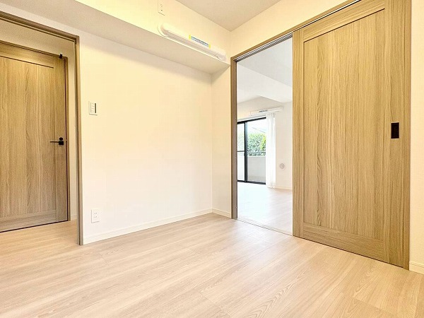 ライオンズガーデン上北沢_木目調の扉の写真