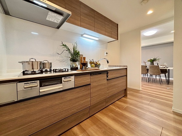 ヒルズ目白台_お洒落なキッチンの写真 ブラウン×ホワイトの上品なキッチンに新規交換されています。壁面にマグネットが付くようになっていて、フックやラックを取り付け可能◎また、サニタリールームへ行き来できるドアがあり、動線の良さもバッチリです。