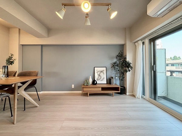 サンビューハイツ音羽_ホワイト基調のリビングダイニングキッチンの写真