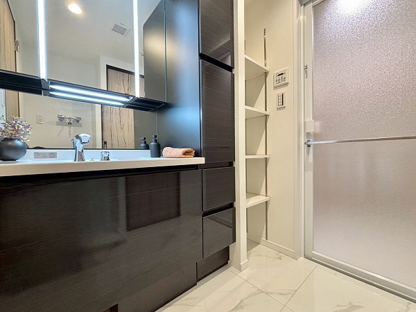 ヒルズ目白台_収納が多いパウダールームの写真 