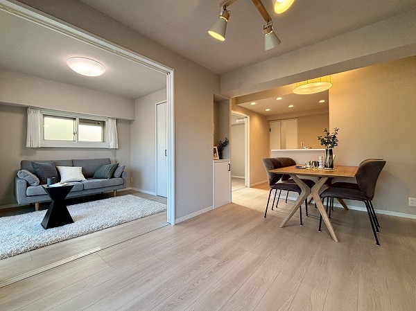 サンビューハイツ音羽_木目調のリビングダイニングキッチンの写真