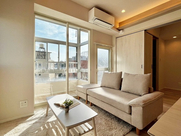 碑文谷寿マンション_サンルームがあるリビングダイニングキッチンの写真