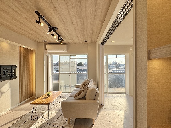 秀和第二奥沢レジデンス_リビングの採光の写真