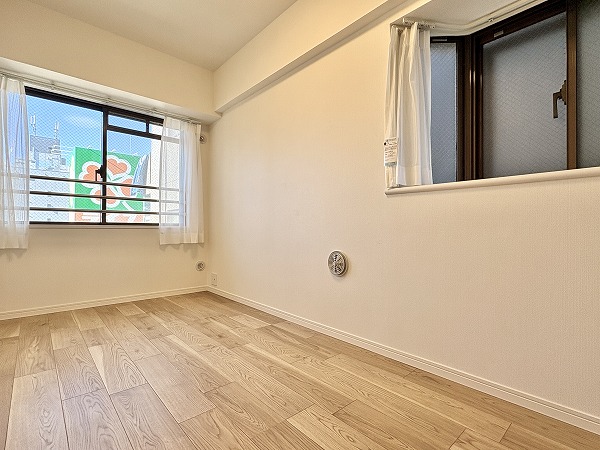 ライオンズマンション西蒲田_木目調の洋室の写真