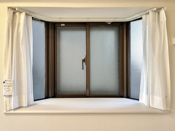 ライオンズマンション西蒲田_木目調の洋室の出窓の写真