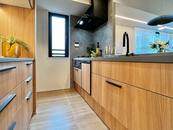 アトラス渋谷公園通り_木目調のキッチンの写真