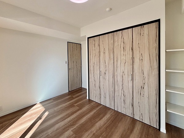 ヒルズ目白台_日当たり良好な洋室の写真 洋室は約6.3帖と約5.8帖の2部屋。洋室同士が離れた配置になっていて、しっかりとしたプライベート空間を手にすることができます。これなら環境の変化によるストレスが少なそう。大きなクローゼットがあるので、お洋服はしっかりしまえますよ。