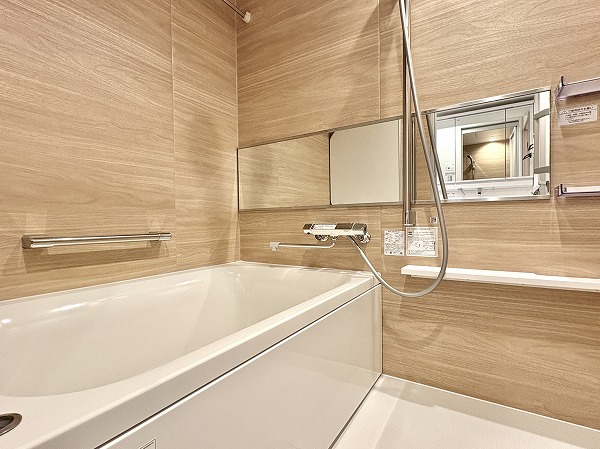 ライオンズマンション西蒲田_木目調のバスルームの写真